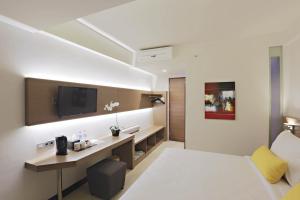 勒吉安尤坲利亚酒店的配有一张床和一张书桌的酒店客房