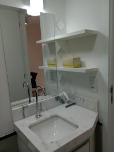 马里利亚Studio 811的一间带水槽和镜子的浴室