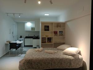 马里利亚Studio 811的一间带大床的卧室和一间厨房
