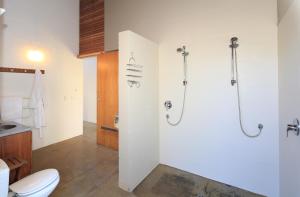 欧尼坦基The Pah的带淋浴、卫生间和盥洗盆的浴室