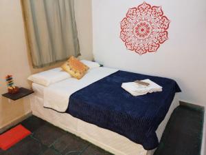 圣安娜杜里亚舒Pousada Quintão的一间卧室配有一张带蓝色毯子的床