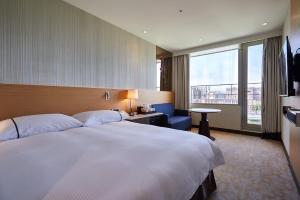 台北柯达大饭店 台北天津的一间设有大床和窗户的酒店客房