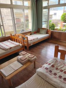 宫古岛フェーヌカジ洋室的客房设有三张床和大窗户
