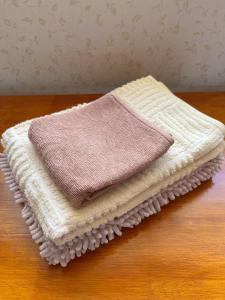 宫古岛フェーヌカジ洋室的木桌上方的毛巾