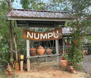 三百岭Numpu Baandin的长凳上一大堆盆的标志