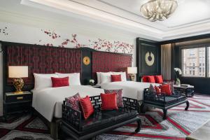 澳门THE KARL LAGERFELD的一间酒店客房,配有两张床和红色枕头