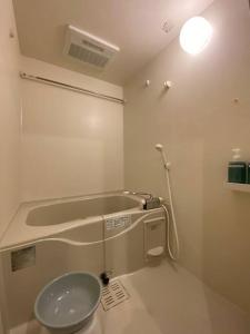 熊本リブレ in Kumamoto 301的一间带卫生间和水槽的浴室