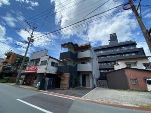 熊本リブレ in Kumamoto 301的城市街道一侧的建筑