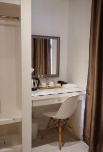 安蒂波洛LeBlanc Hotel的一张桌子,带镜子和椅子