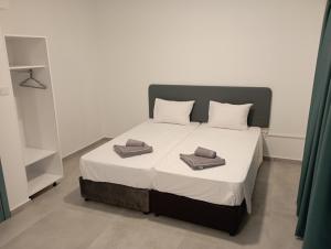 阿依纳帕BluejSuite的一间卧室配有一张床,上面有两条毛巾