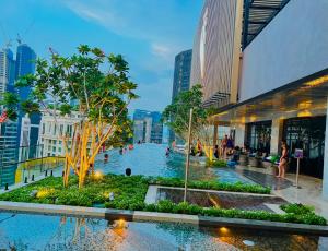 吉隆坡AXON Suites Bukit Bintang By Sky Pool的一座位于城市中心的游泳池,