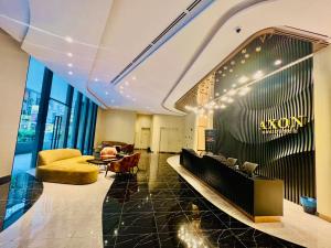 吉隆坡AXON Suites Bukit Bintang By Sky Pool的墙上有花旗的大堂