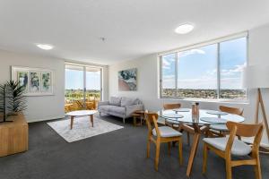 悉尼CRE31 - renovated 1 bedroom unit - Cremorne的客厅配有桌椅和沙发