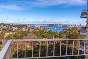 悉尼CRE31 - renovated 1 bedroom unit - Cremorne的享有城市和水景的阳台。
