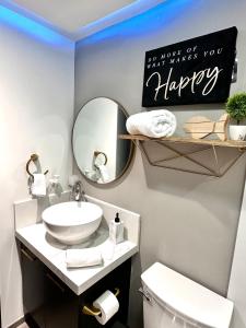 墨西哥城Entire Luxurious Apartment in Shopping Mall的一间带水槽和镜子的浴室