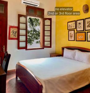 河内Hanoi Hidden Guest House的一间卧室设有一张床和一个窗口