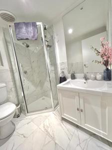 卡洛拉马Villa Panorama的带淋浴、盥洗盆和卫生间的浴室