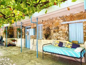 普洛德洛莫斯Holiday House Prodromos的蓝色吊杆建筑前的一张床位