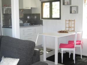 蓬蒂-达巴尔卡Casa Do Pinheiral的厨房配有白色的桌子和两把椅子