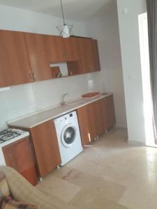 安塔利亚Beldibi Apart Homes的厨房配有洗衣机和洗衣机。