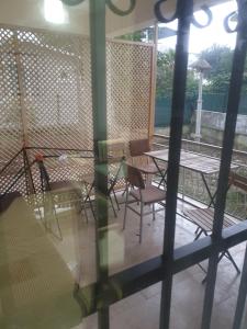 安塔利亚Beldibi Apart Homes的一个带桌椅的庭院和围栏