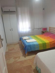 安塔利亚Beldibi Apart Homes的一间卧室配有两张床和一张彩虹床。