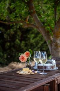 SpringtonMeander Retreat - The Green Room的一张桌子,上面放着两杯葡萄酒和一朵花