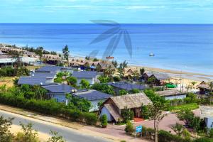 Hưng LongTre Nguồn Thiên Cầm Hotel&Resort的海滩边小镇的空中景色