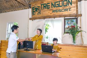Hưng LongTre Nguồn Thiên Cầm Hotel&Resort的男人和女人在火国的度假胜地摇手