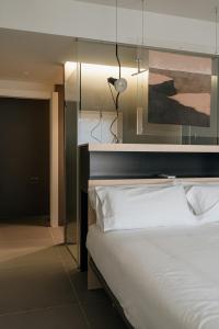 图德拉Hotel Santa Ana Tudela的卧室配有一张床,墙上挂有绘画作品