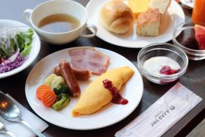 名古屋Hotel JAL City Nagoya Nishiki的桌上有三盘不同种类的食物