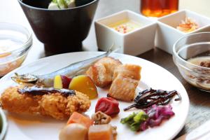 名古屋Hotel JAL City Nagoya Nishiki的桌上一盘带鱼和其他食物的食物