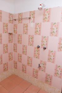 姆特瓦帕Greenyard Resort Mtwapa的粉红色瓷砖浴室,配有粉红色和白色的瓷砖墙