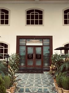 AyodhyaRoyal Heritage Hotel & Resort的植物屋的前门
