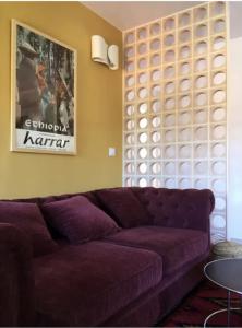 卡达克斯Apartamento renovado en Cadaqués的客厅配有紫色沙发和桌子