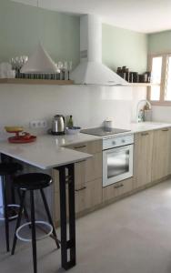 卡达克斯Apartamento renovado en Cadaqués的一间带柜台和炉灶的厨房 顶部烤箱