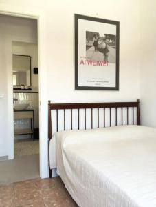 卡达克斯Apartamento renovado en Cadaqués的卧室配有一张床,墙上挂着一幅画