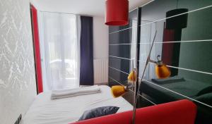 科佩尔Bella Vista Lux Apartment with private Terace的一间卧室配有一张床和一张红色椅子