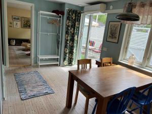 Ljunghusen Guesthouse的一间带木桌和椅子的用餐室
