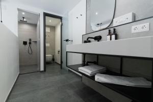 鲁斯特Hotel Andante Rust的一间带水槽、淋浴和镜子的浴室