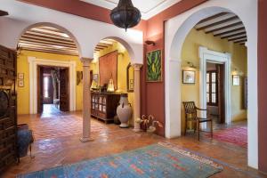 梅里那德奥拉菲Hacienda el Burgo的客厅拥有橙色和黄色的墙壁