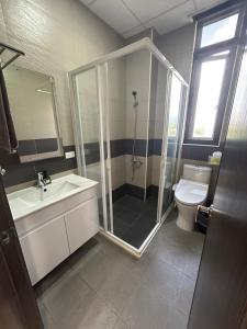 三义桐乡民宿的带淋浴、盥洗盆和卫生间的浴室