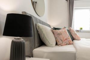 别洛瓦尔apartmani SUN & MOON的客厅配有沙发、枕头和台灯