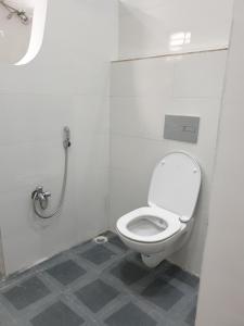 坦贾武尔TANJORE HOME STAY的一间带卫生间和水槽的浴室