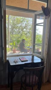 西格纳吉House In The Forest的坐在桌子上,看着窗外的人