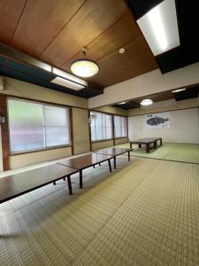 大岛素泊まり民宿とみや的一间设有乒乓球桌的房间