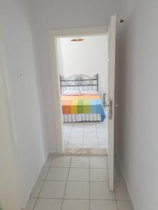 安塔利亚Beldibi Apart Homes的一间卧室配有一张带彩虹毯子的床