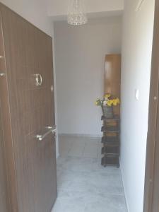 安塔利亚Beldibi Apart Homes的走廊,带门和花瓶的浴室