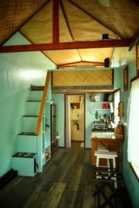 Papa Bay EstatesCountry Cottage in Papa Bay的一间小厨房,内设桌子和楼梯