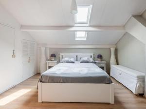 柯德科克Appartement De Zeebries Koudekerke的阁楼卧室配有一张白色大床